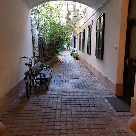 Happy Apartment In The Heart Of Budapest With 2 Rooms Bagian luar foto